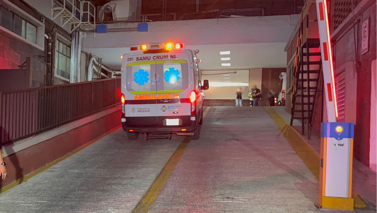 Una ambulancia arribó con la paciente a la Clínica 21 del IMSS en Monterrey. | Fernanda Pérez