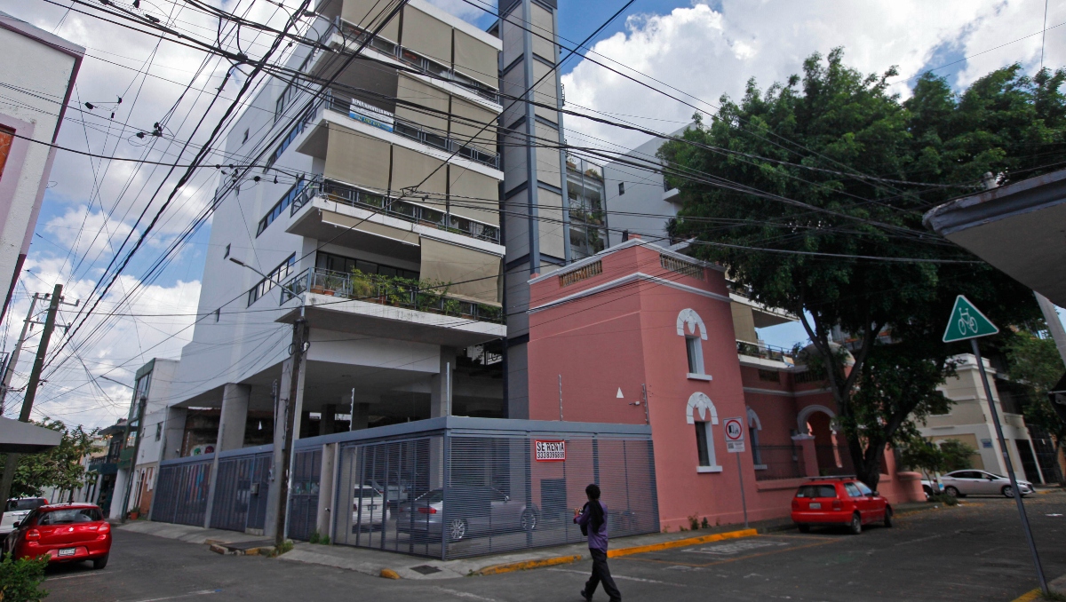 Cada vez es más común ver en Guadalajara los edificios con departamentos o locales en renta (Foto: Fernando Carranza)