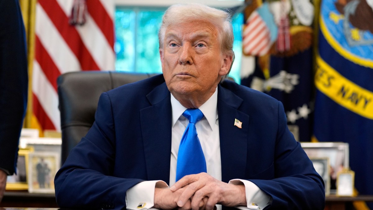 "Contraten a los estadunidenses. Dejen de traer a la gente a tomar nuestros trabajos", dijo Trump. (AP)