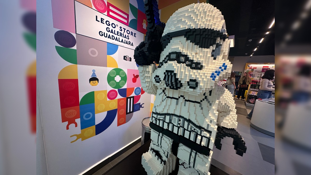 La figura de un Stormtrooper recibe a los visitantes a la LEGO Store Guadalajara (Cortesía)