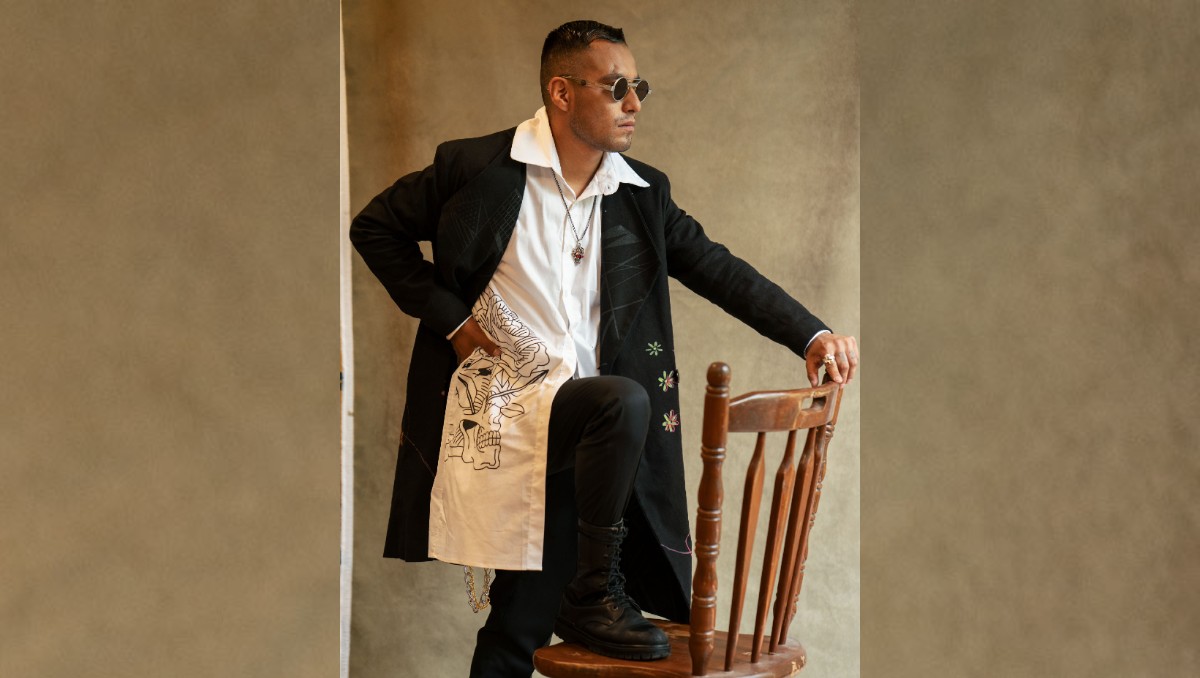 Ismael Corona modelando uno de los atuendos hechos por Cana77 | Especial