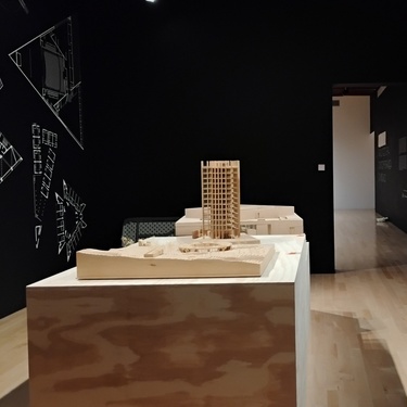 Muestra diversas tipologías, como vivienda multifamiliar y arquitectura comunitaria. (Foto: Leticia Sánchez Medel)