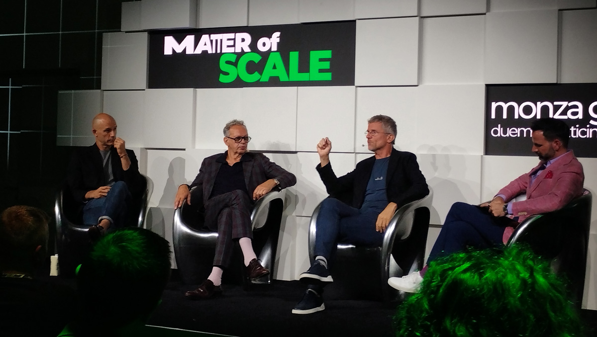Tom Dixon, Carlo Ratti, y Massimiliano La Rovere debaten sobre el uso de la herramienta digital y los alcances que puede tener. Foto: Especial
