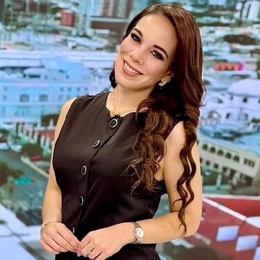 Débora Estrella, conductora de MULTIMEDIOS.