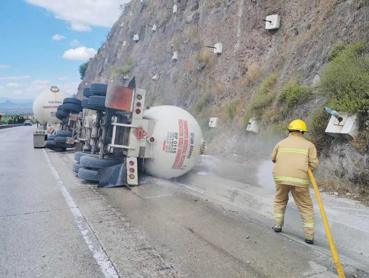 Pipa cargada con gas LP vuelca en el arco norte este sábado. (Cortesía)