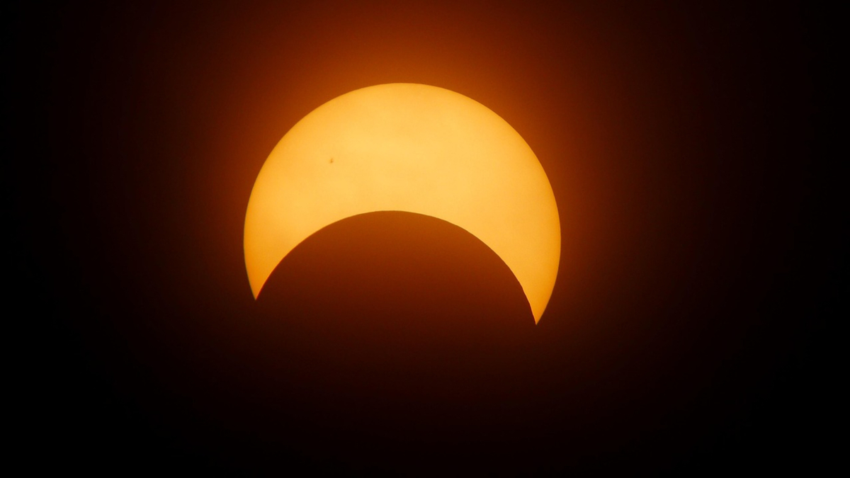 Así podrías poner en riesgo tu salud su ves de manera directa un eclipse solar | Especial