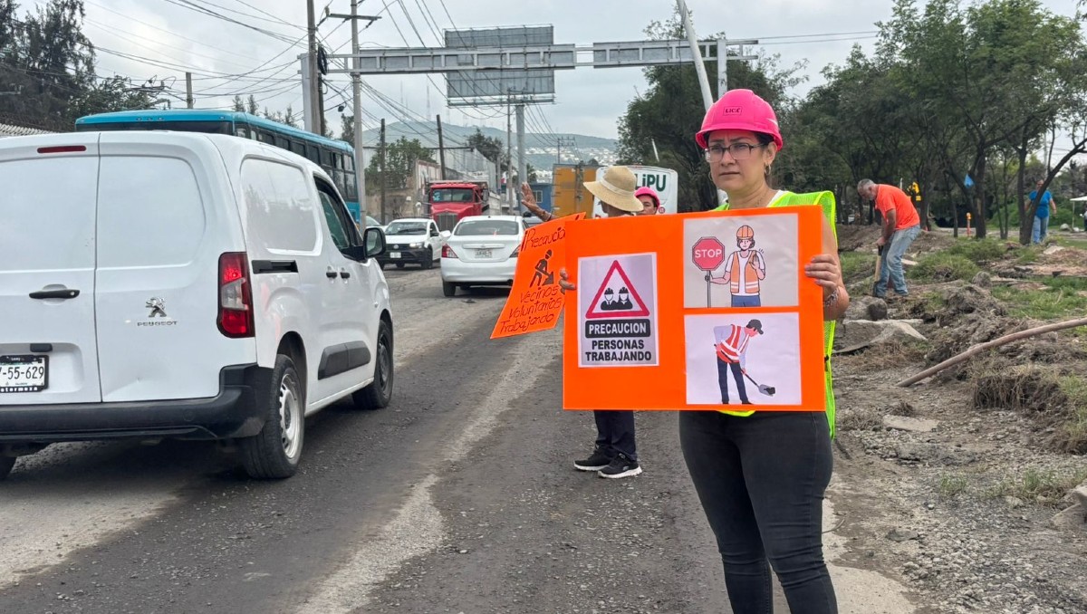 Vecinos comenzaron con el bacheo en avenida Adolf Horn (Roberto Hurtado)