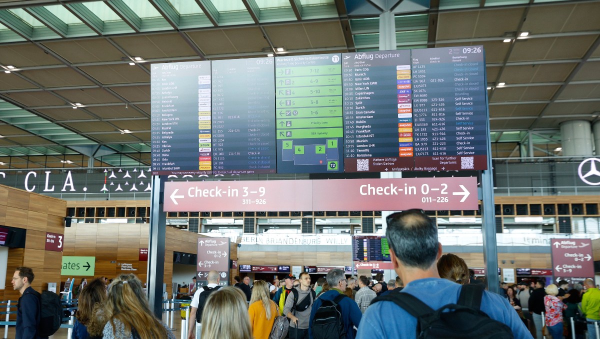 Viajeros en el aeropuerto de Berlín, donde un ciberataque causó demoras | AP