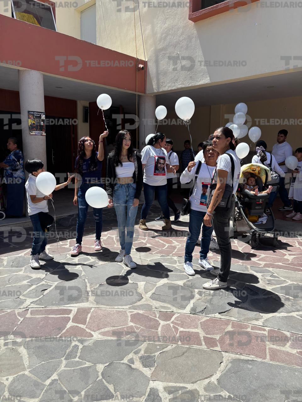 Familiares y amigos acudieron a una misa conmemorativa. (Josefina Ruíz)