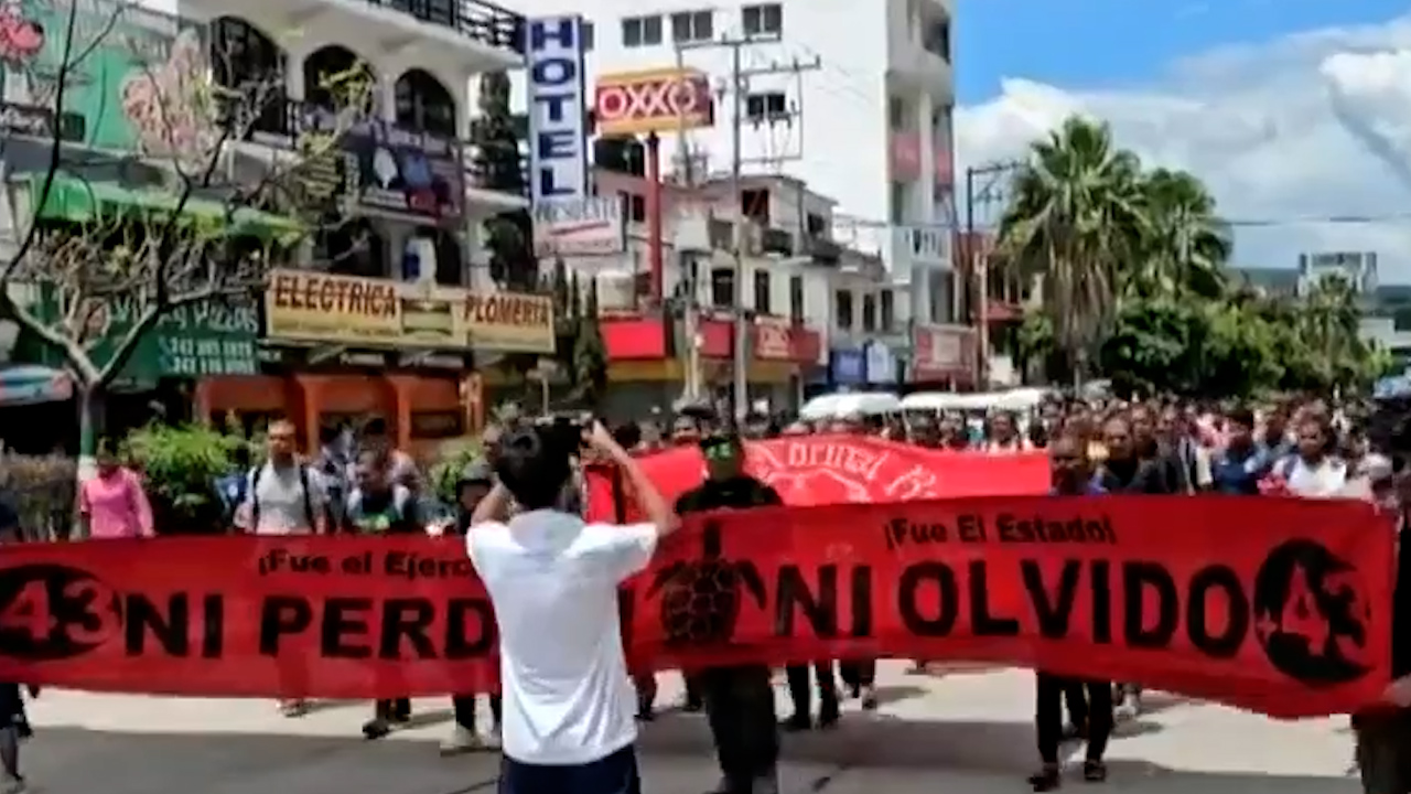 En Guerrero, familiares de los 43 normalistas desaparecidos de Ayotzinapa marchan pidiendo justicia