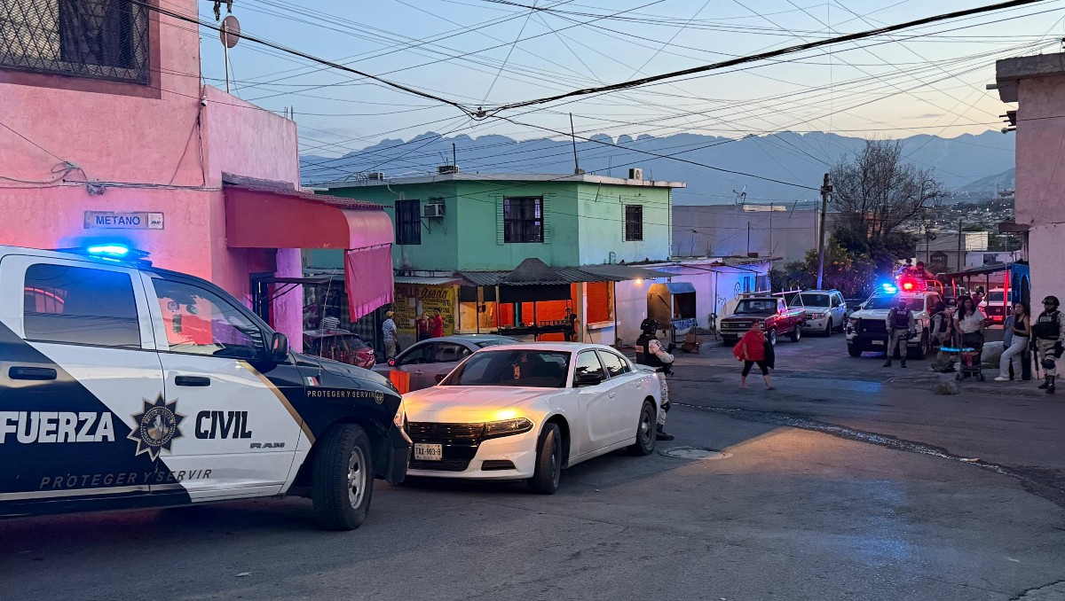 Sujetos que viajaban en una motocicleta dispararon contra las dos personas en plena vía pública. Foto: Fernanda Pérez