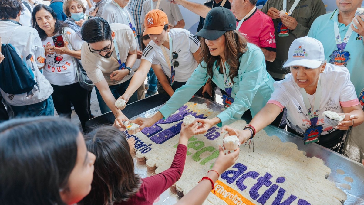 Con el tradicional pastel celebraron el 21 aniversario de la Vía Recreactiva (Foto: Cortesía)