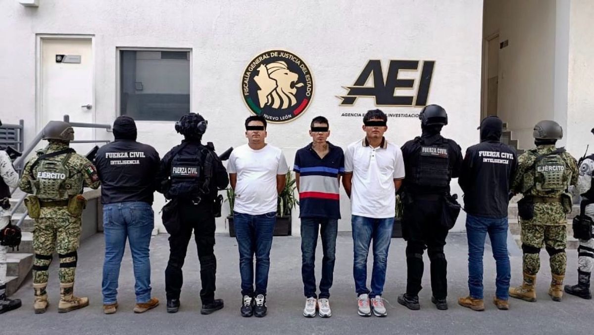 Al acercarse, observaron a un hombre recargado en la unidad, a quien le detectaron un arma de fuego. | Foto: Especial