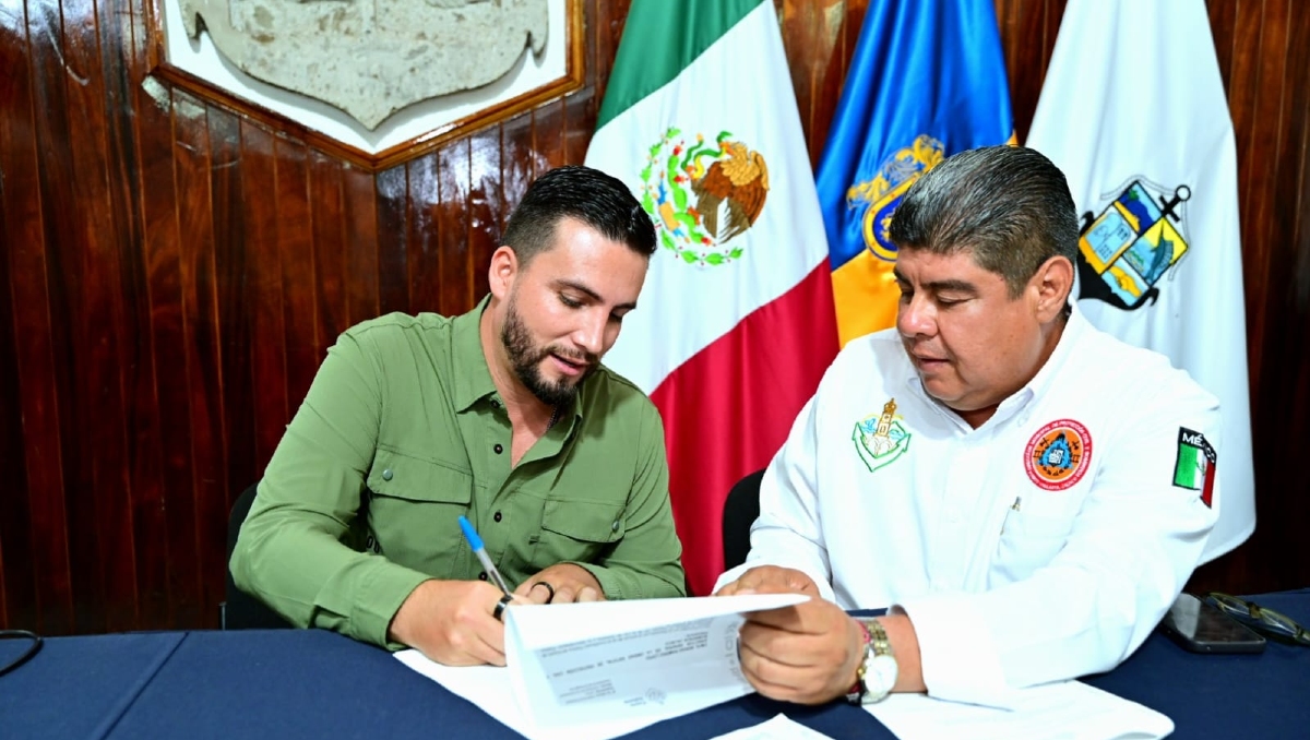 El alcalde vallartense, Luis Munguía, firmó la declaratoria de emergencia de algunas colonias en su municipio (Foto: Cortesía)