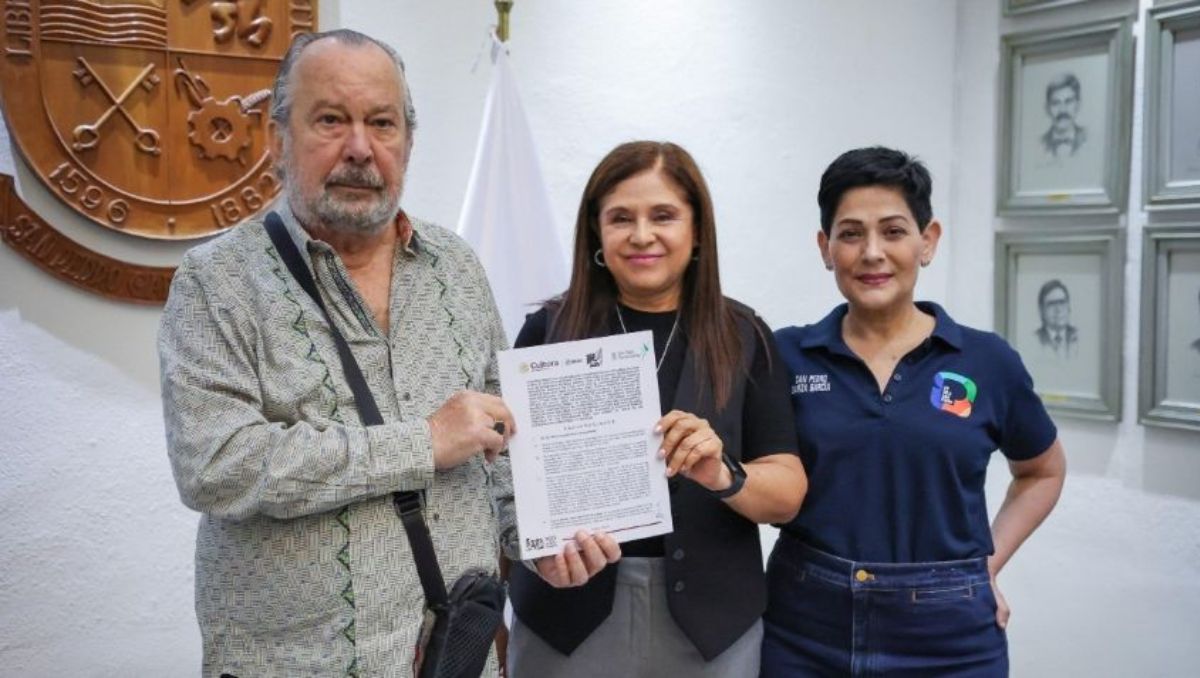 Álvarez (derecha), Fernández y la delegada del INAH | Especial