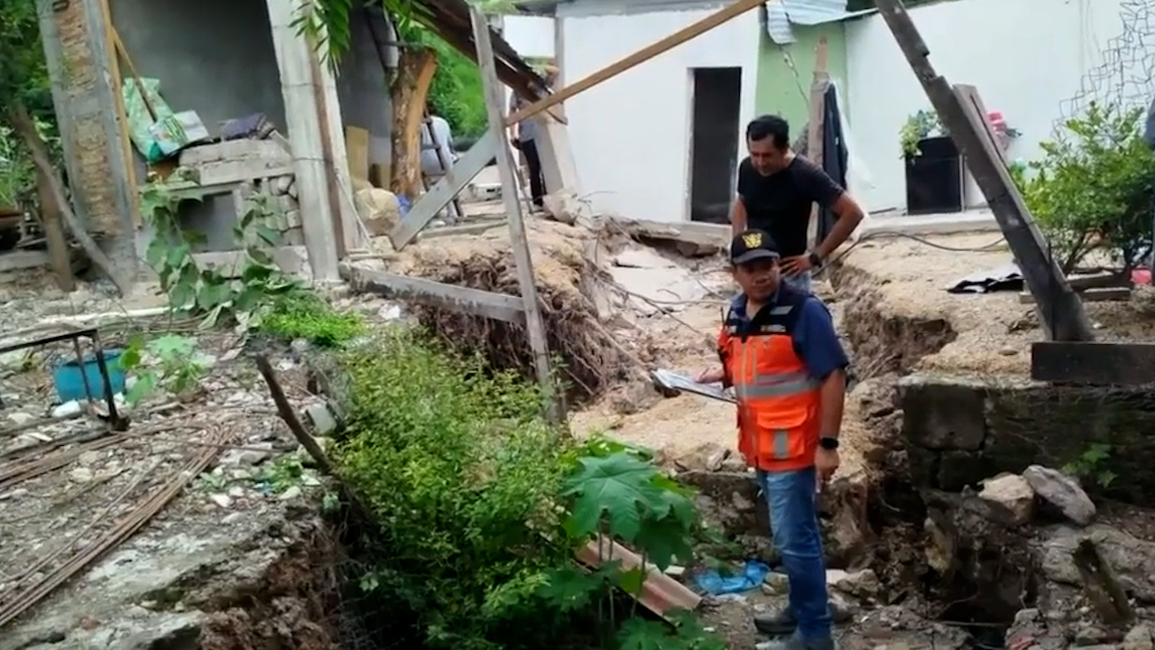 En Chilapa, Guerrero, evacuan a más de 20 familias por desplazamiento de tierra