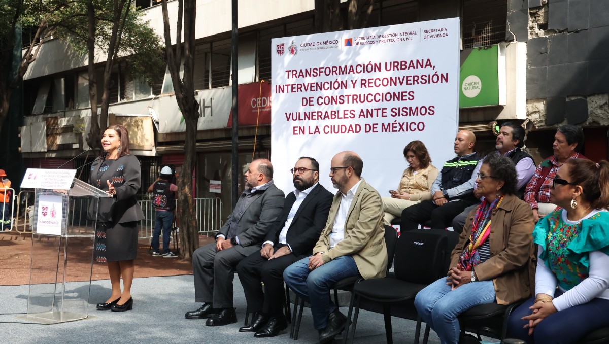 Clara Brugada dio inicio al 'Programa de atención integral a inmuebles de alto riesgo en la Ciudad de México'. | Foto: Especial