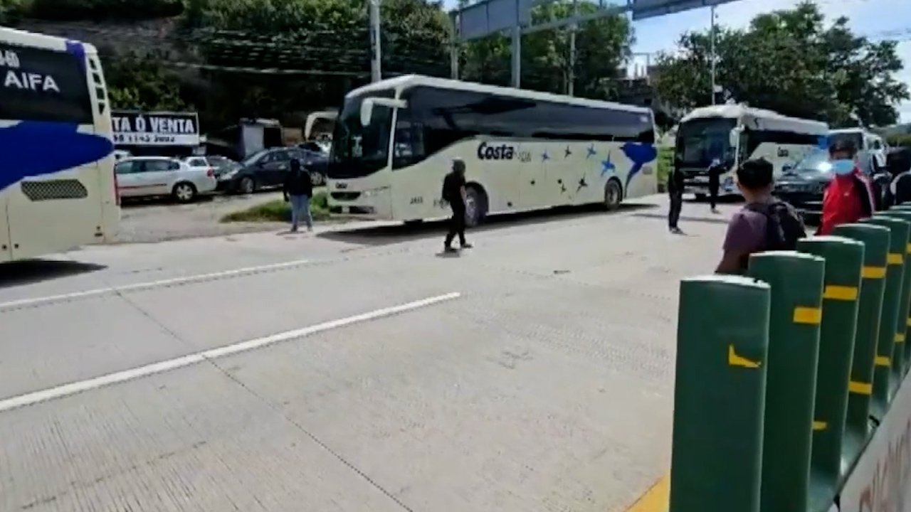 En Guerrero, normalistas bloquean autopista del sol, piden justicia por los 43 desaparecidos