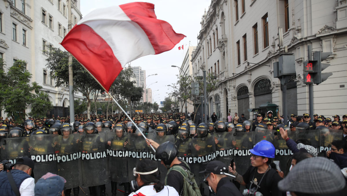 Manifestantes se enfrentan contra integrantes de la Policía Nacional del Perú en la Plaza San Martín, en Lima | EFE
