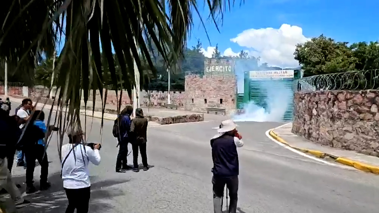 Normalistas de Ayotzinapa vandalizan instalaciones de la Zona Militar 35 en Chilpacingo, Guerrero