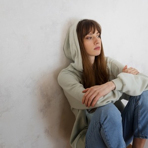 El primer paso para ayudar a jóvenes con depresión es acercarse con empatía y sin juzgar.