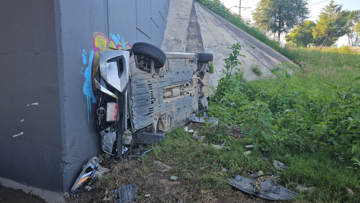 Auto vuelca y queda impactado en muro de puente en Puebla | Daniel Hernández