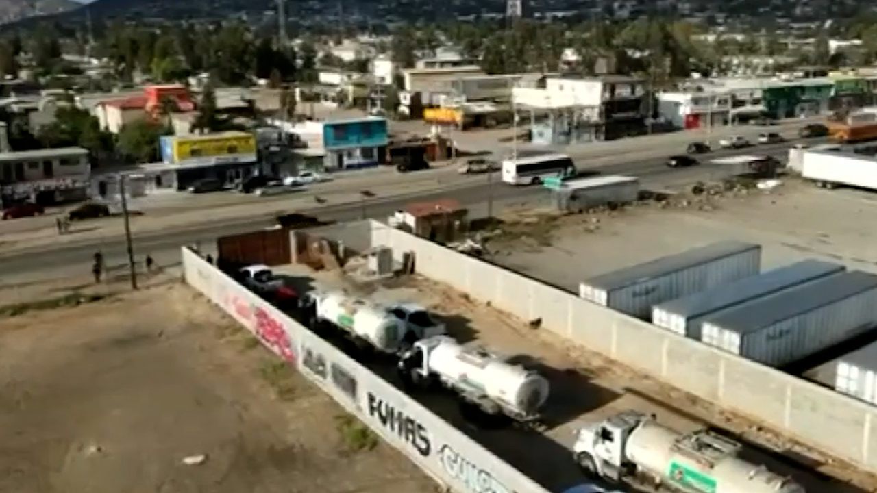 Autoridades de BC realizan cateo en una bodega con combustible presuntamente robado