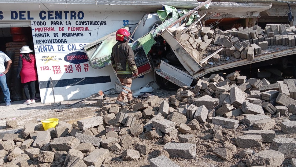 Elementos de emergencias acudieron al sitio para rescatar a las personas atrapadas. (Foto: Especial)