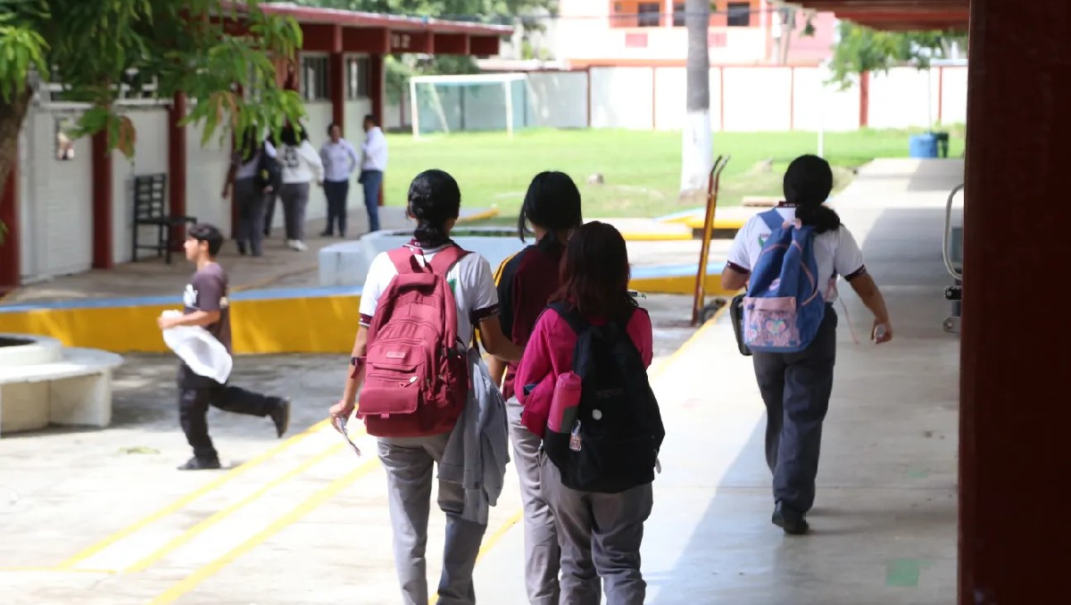 Con una Feria por la Paz recibieron este lunes a los estudiantes del Cetis 78. (Yazmín Sánchez)