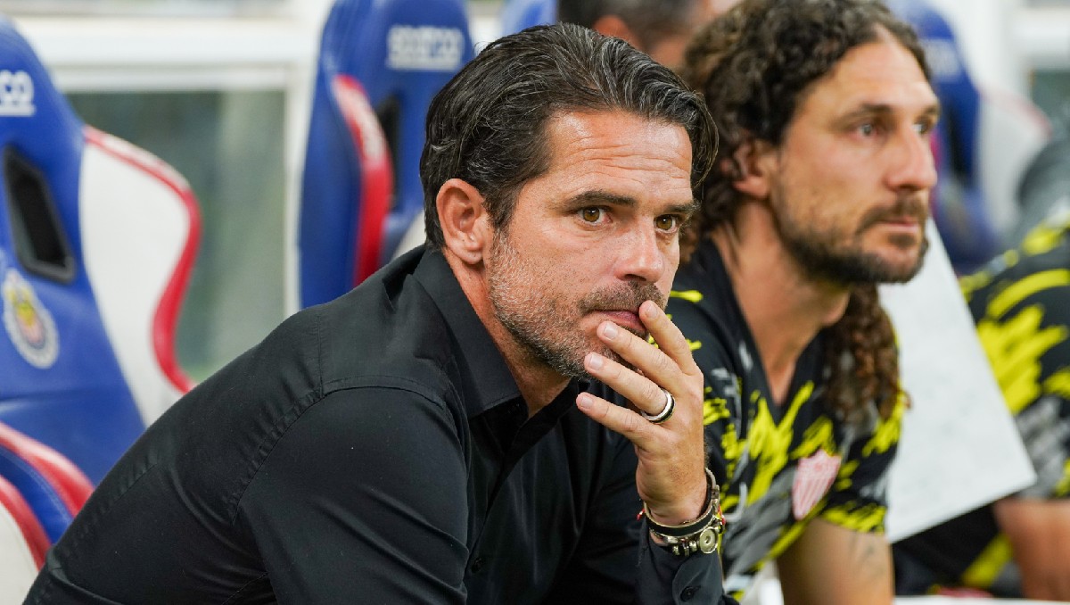 Fernando Gago vive hostil recibimiento por los aficionados de Chivas (Imago7)