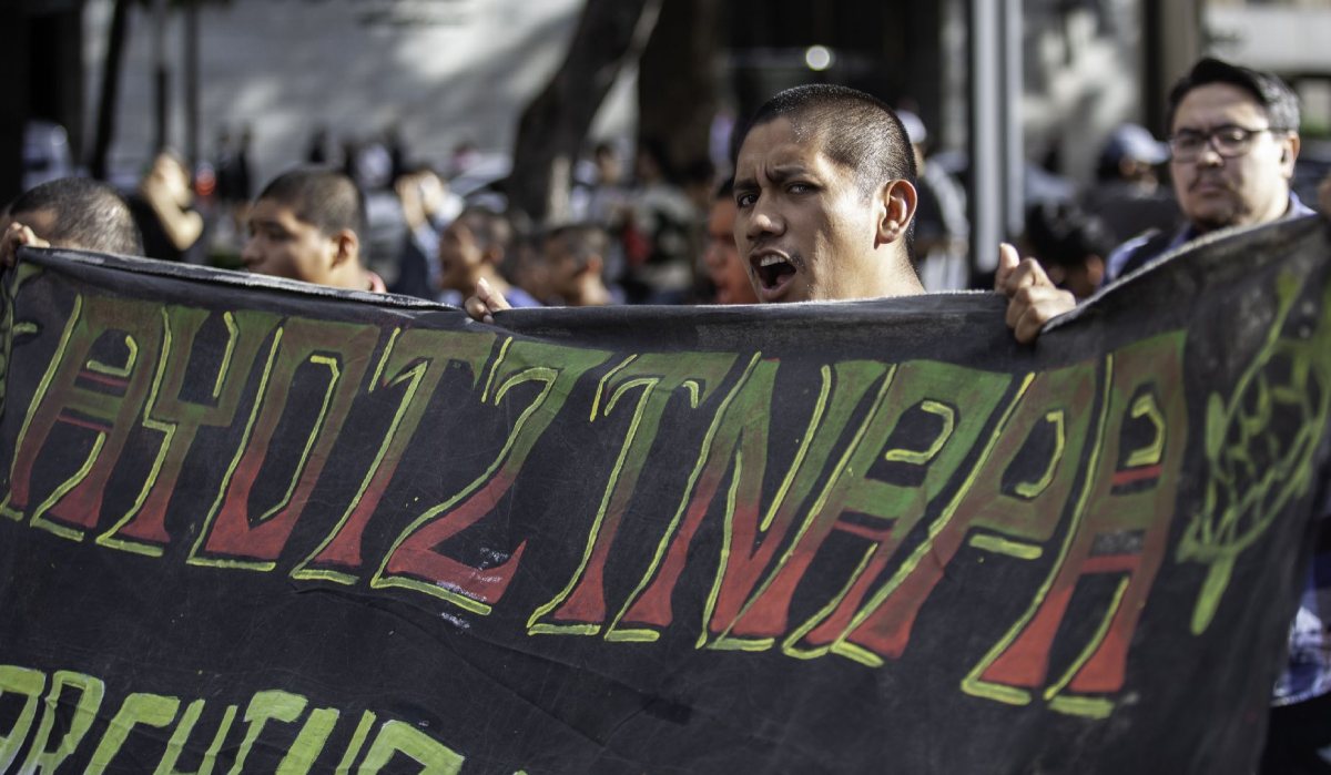 Fotografía de una marcha por los 43 normalistas de Ayotzinapa en Ciudad de México | Cuartoscuro