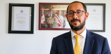 Gari Flores, administrador de recaudación, en el informe de Delfina Gómez. Detalle del evento y el equipo.