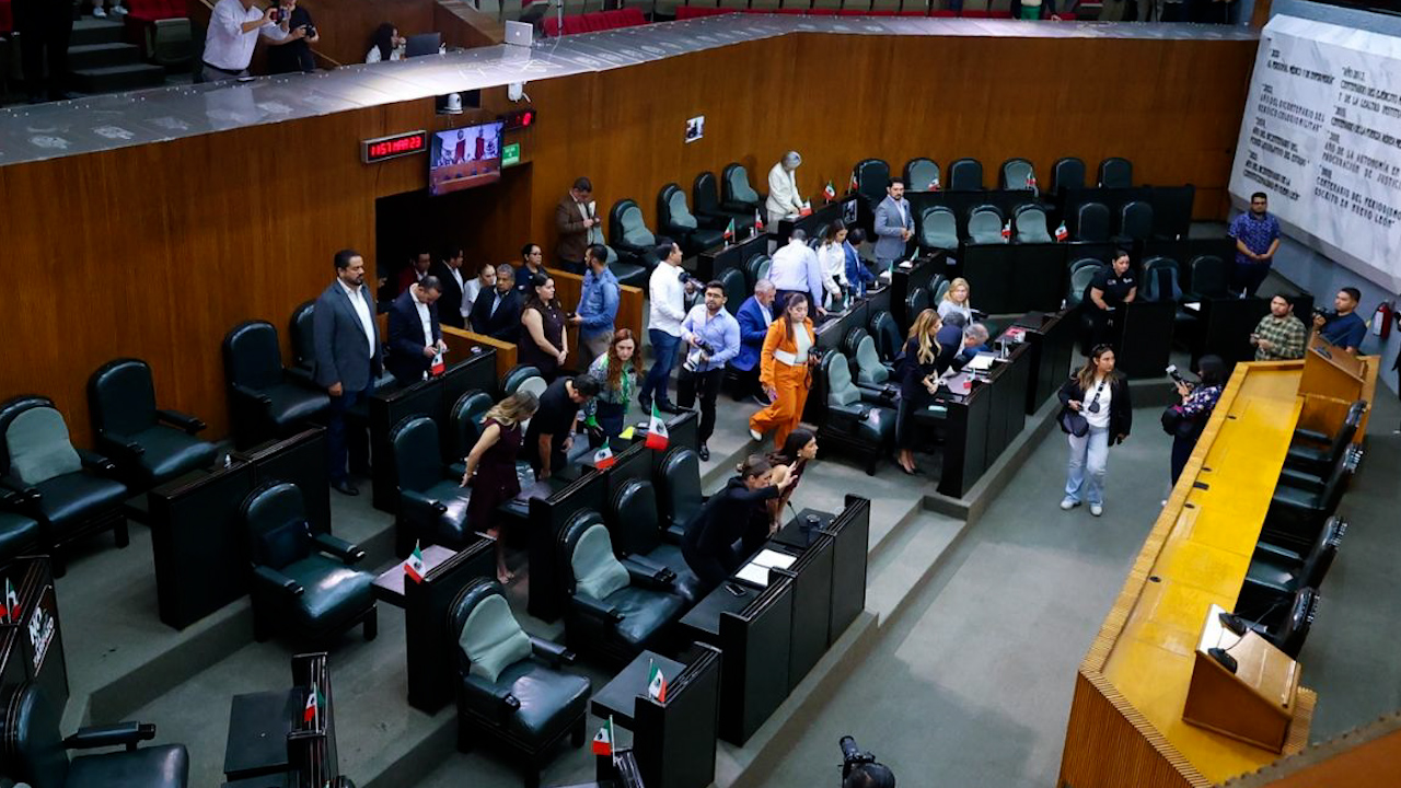 Homenaje en el Congreso de NL: minuto de silencio y aplausos por Mauricio Fernández