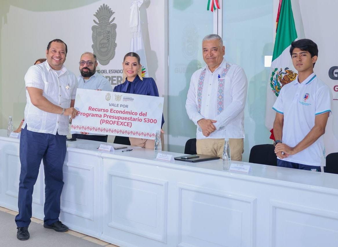 La mandataria estatal estuvo acompañada por directoras, directores, alumnas y alumnos de las normales públicas y de los CAMs.