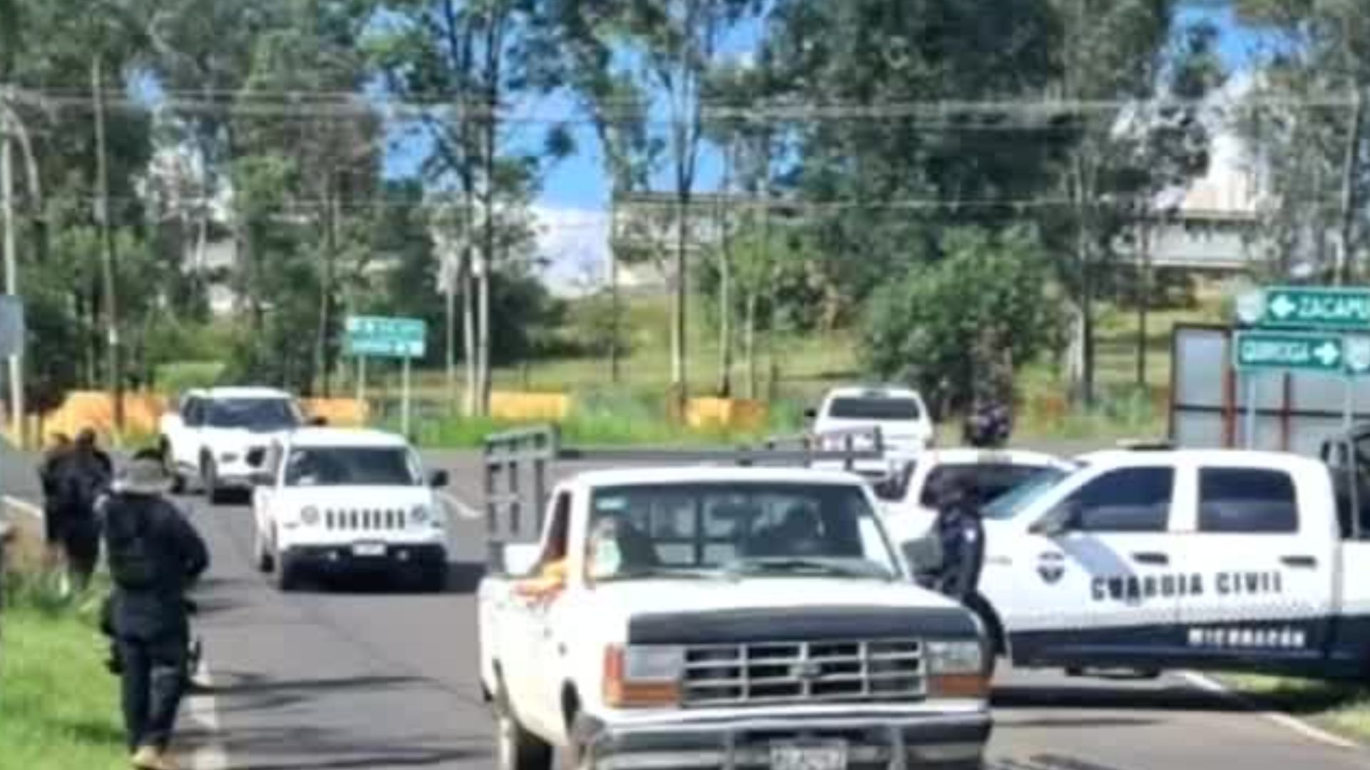 En Michoacán, autoridades aseguran dos vehículos con armas y municiones