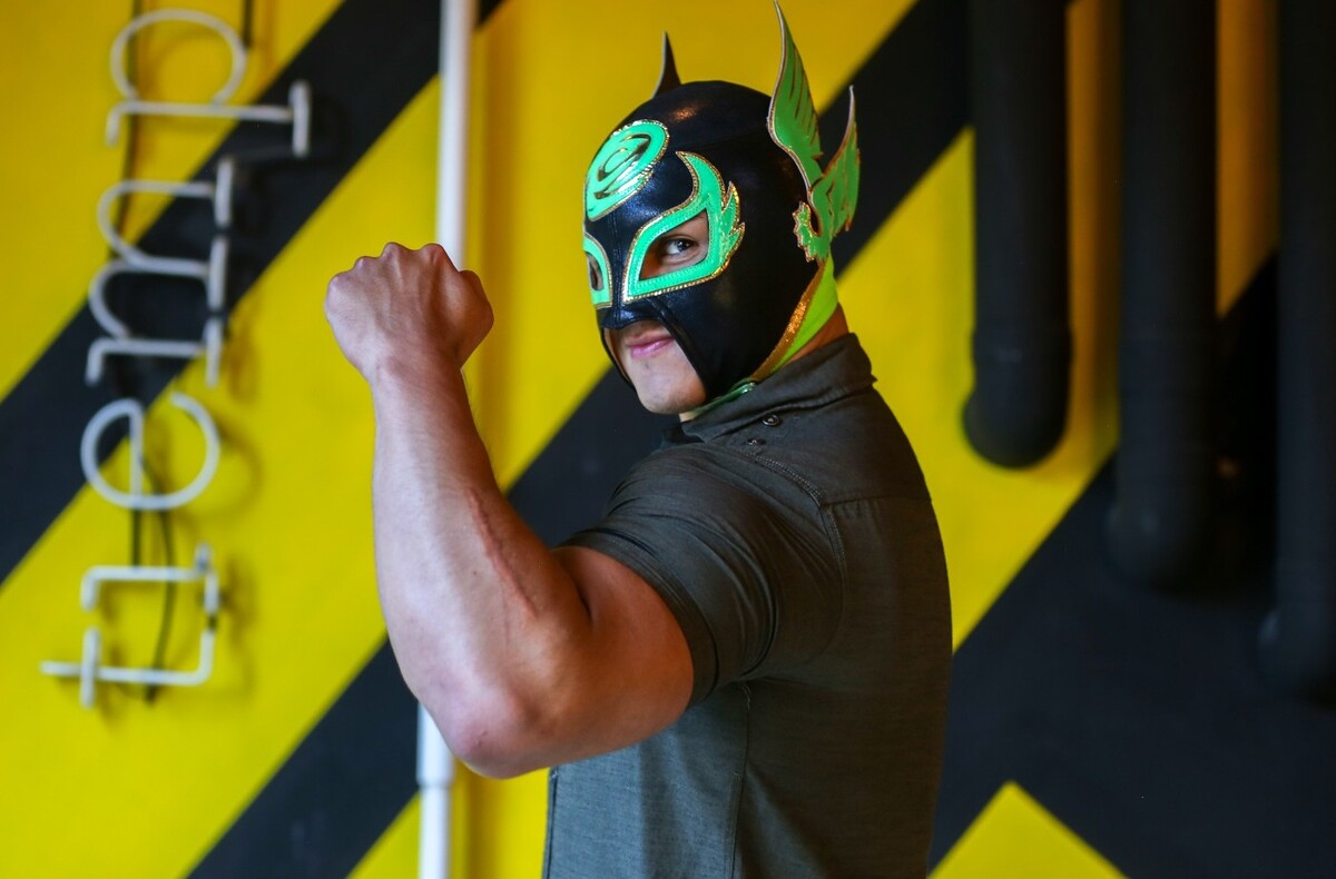 Neón, honrado de festejar el Día de la Lucha Libre con el CMLL (Araceli López)