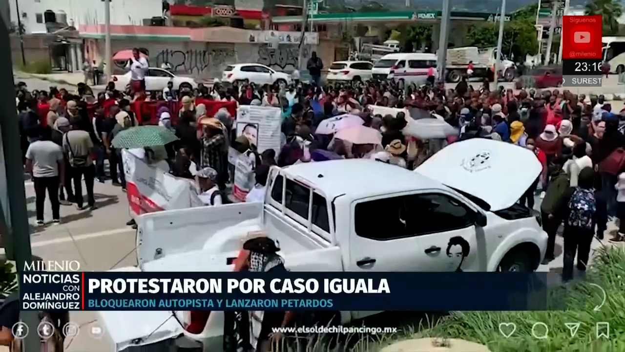 Normalistas de Ayotzinapa lanzan petardos a zona militar en Chilpancingo Guerrero