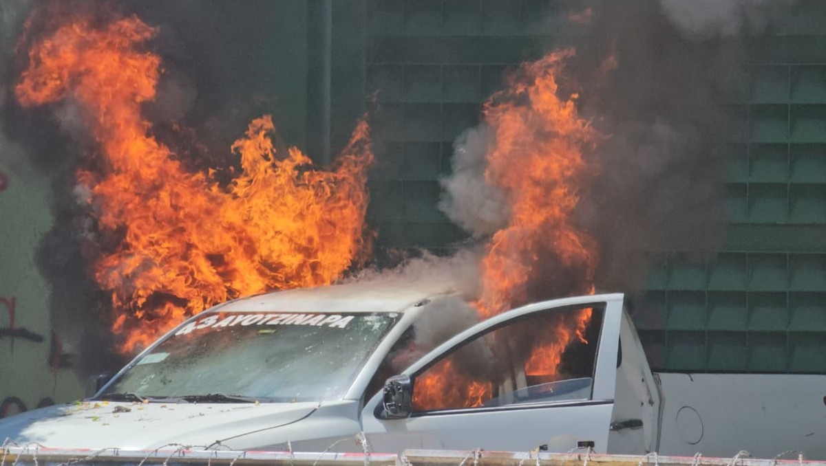 Los normalistas rurales no fueron repelidos con gas lacrimógeno, como sucedió el lunes | Foto: Especial