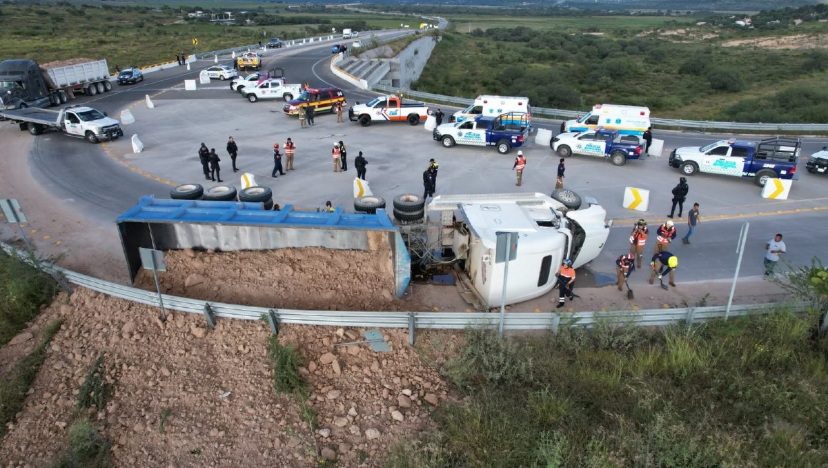Purísima del Rincón registra volcadura de camión de cinco ejes | Especial