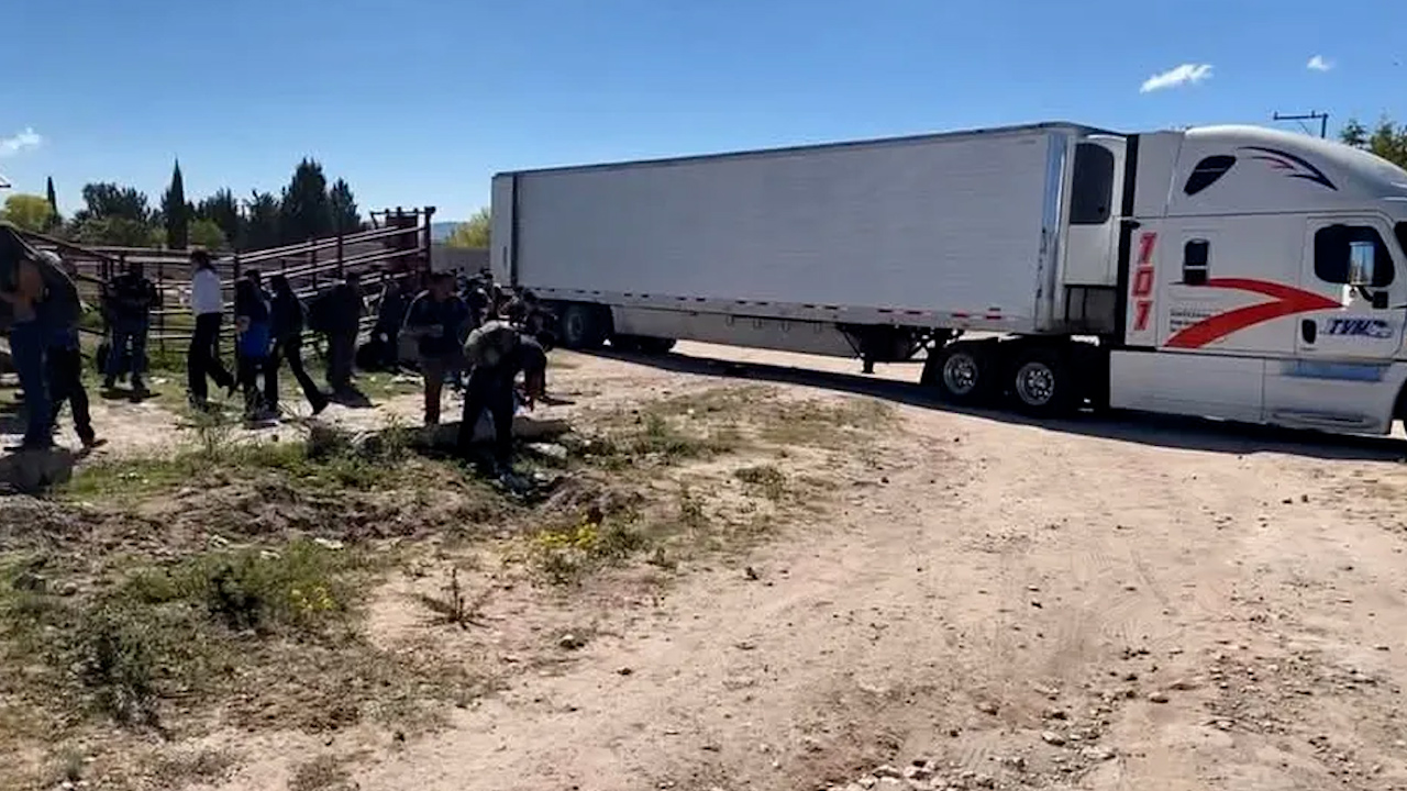 Rescatan a 120 migrantes hallados en un tráiler abandonado en Durango