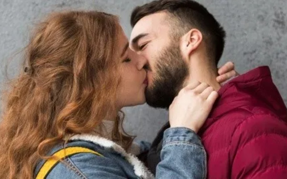 El beso: lo que empezó como supervivencia se convirtió en un acto de demostración afectiva. Freepik
