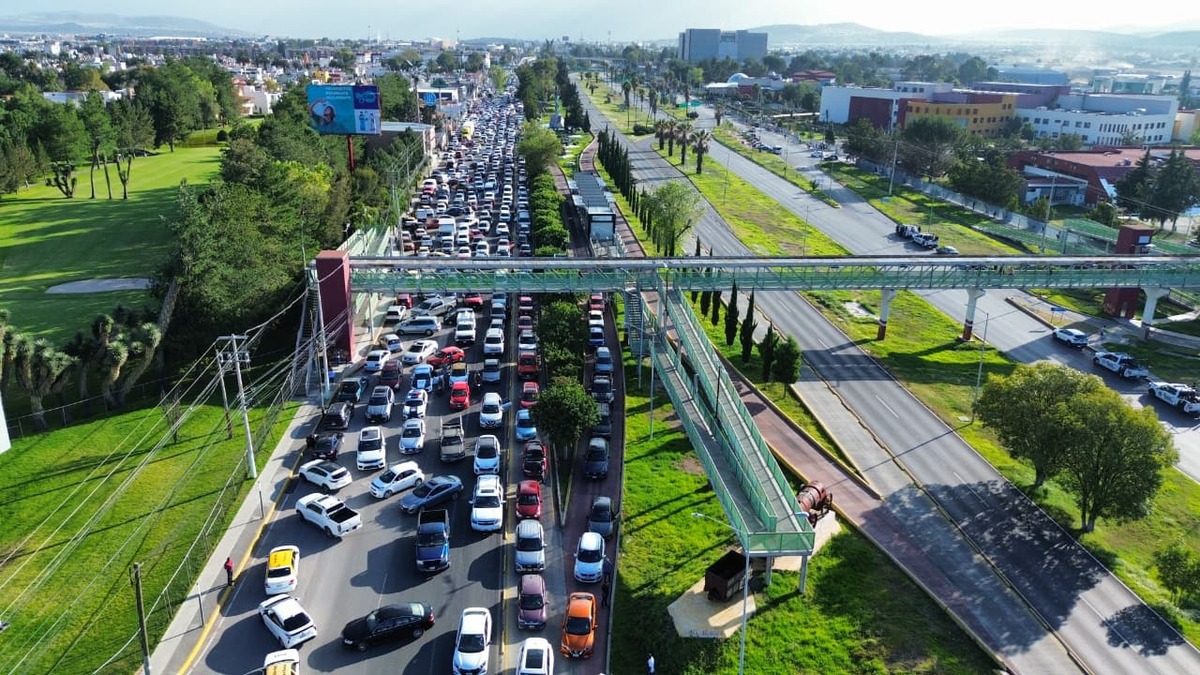 Bulevar Felipe Ángeles colapsa por protesta de estudiantes de la Normal Rural El Mexe  (Jorge Sánchez)