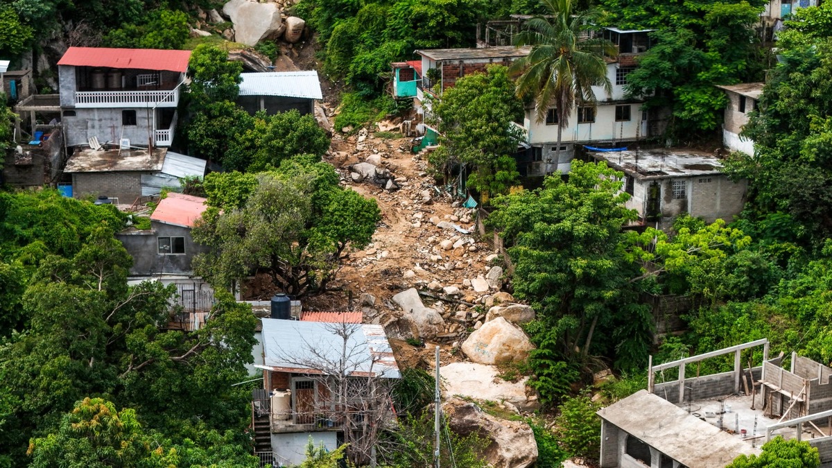 Casas destruidas y gigantescas rocas invaden la calle Niño Artilleros a un año del huracán John | Agencia EFE