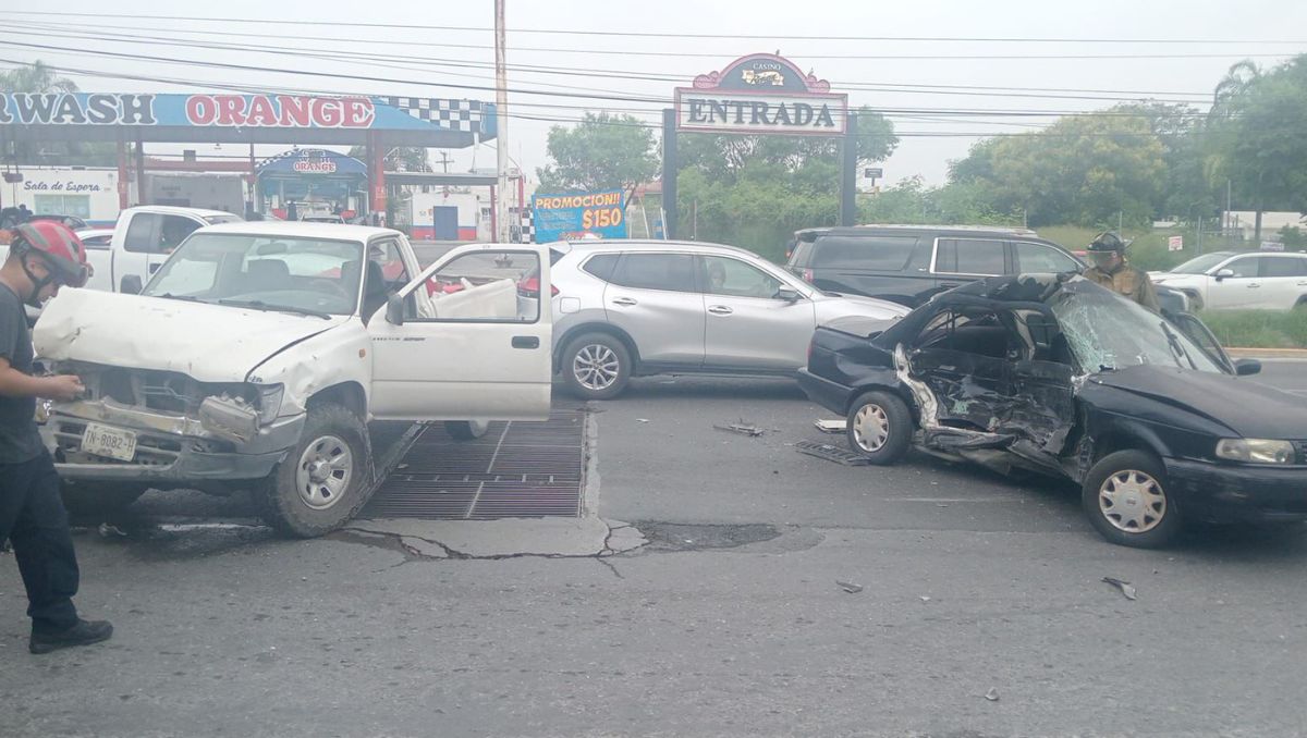 El choque se registró sobre la avenida Israel Cavazos en Guadalupe. | Especial