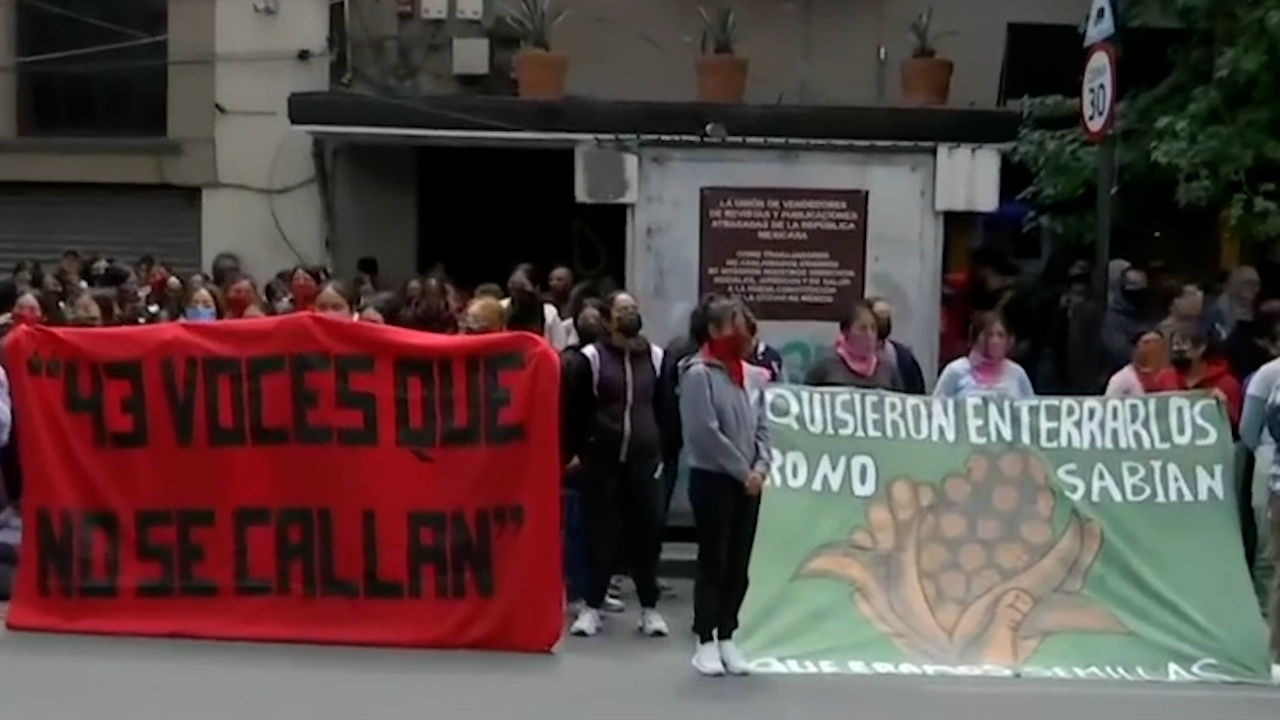 Familiares de normalistas desaparecidos protestan en el centro de la CdMx