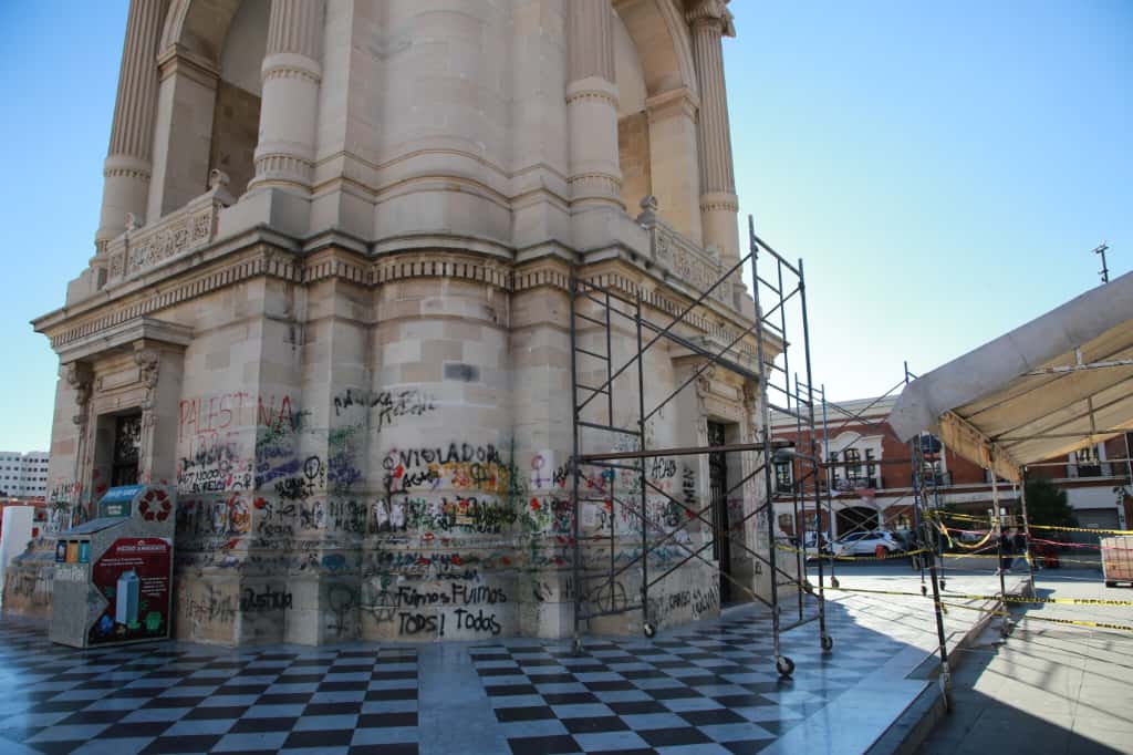 Limpian cantera y grafitis del Reloj Monumental de Pachuca (Maribel Calderón))