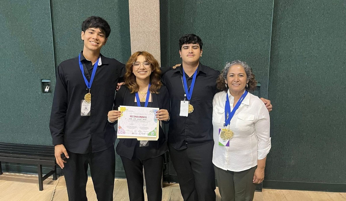 Magdalena Hernández Martínez, Tiffany Giselle Muñoz Pasillas, Santiago Aguilera Zapata y Leonardo Barrios Cabrales. (cortesía)