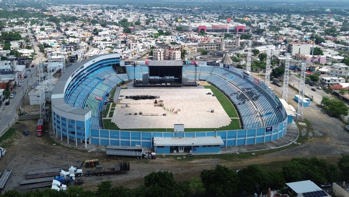 Montaje del escenario para el concierto de Chayanne en el Estadio Tamaulipas. (Cortesía/Alejandro Ruiz)