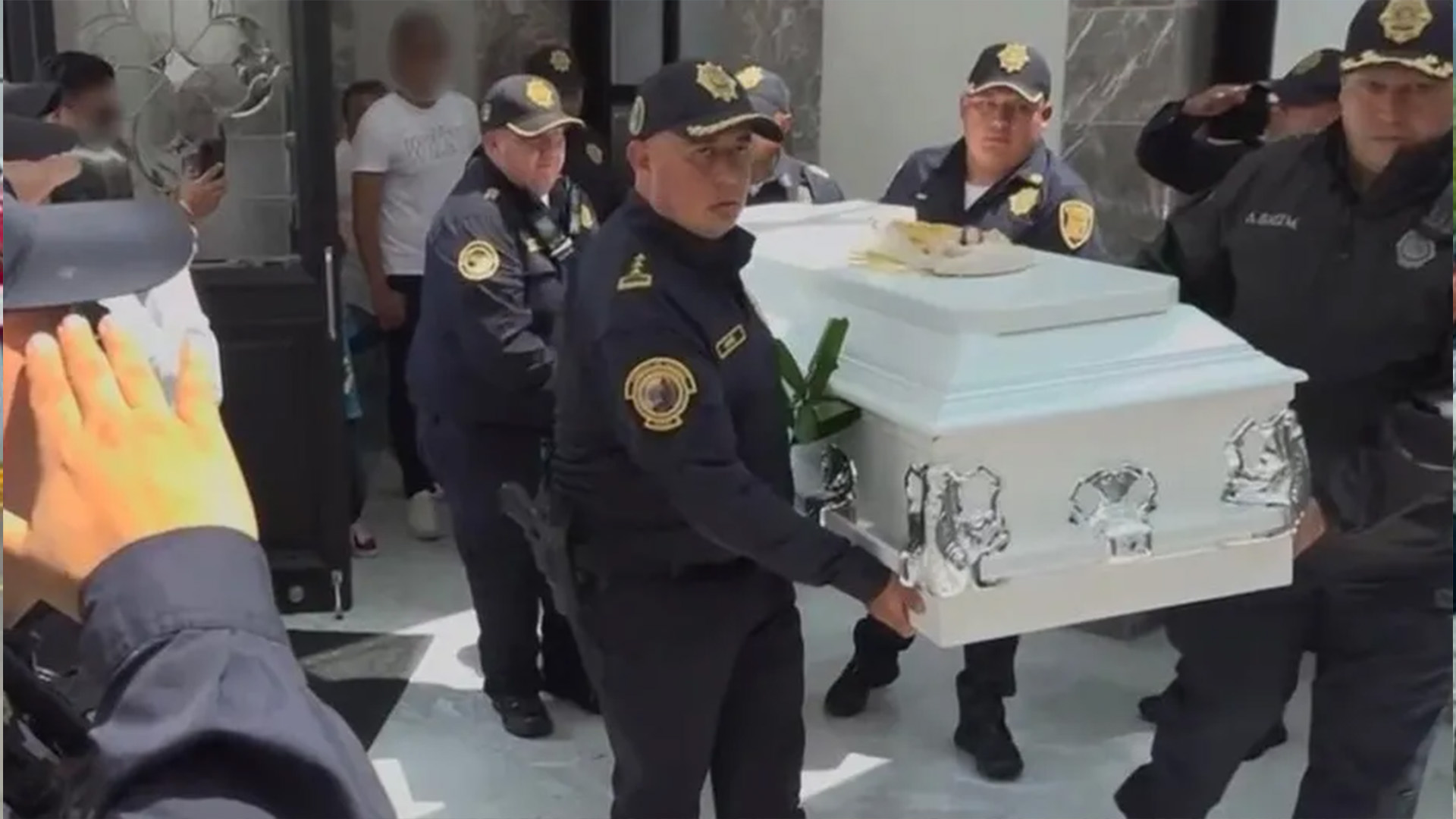 Policías de SSC despiden a 'Chemita', un niño que cumplió su sueño de ser policía