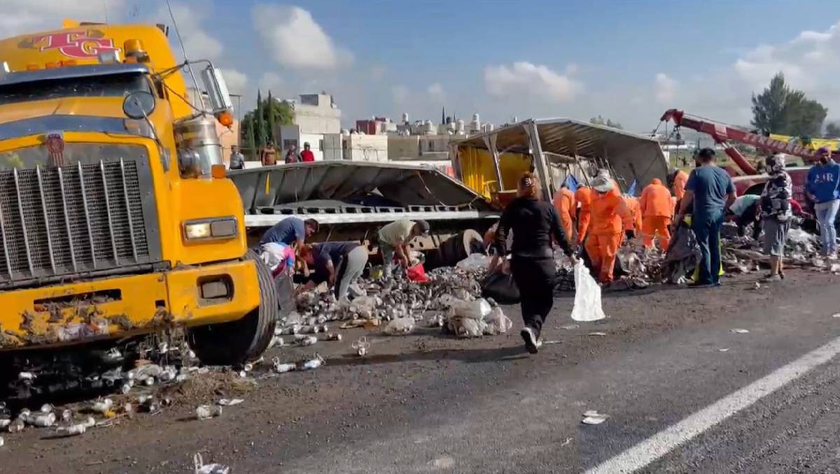 El camión quedó recostado sobre la cuneta de desagüe de la carretera, con la mercancía expuesta. Foto: (Especial)